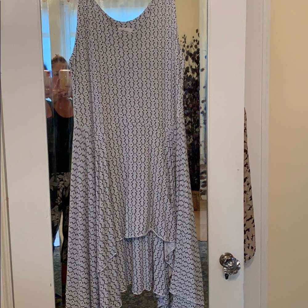Dress flowy size 4 means it’s a XL